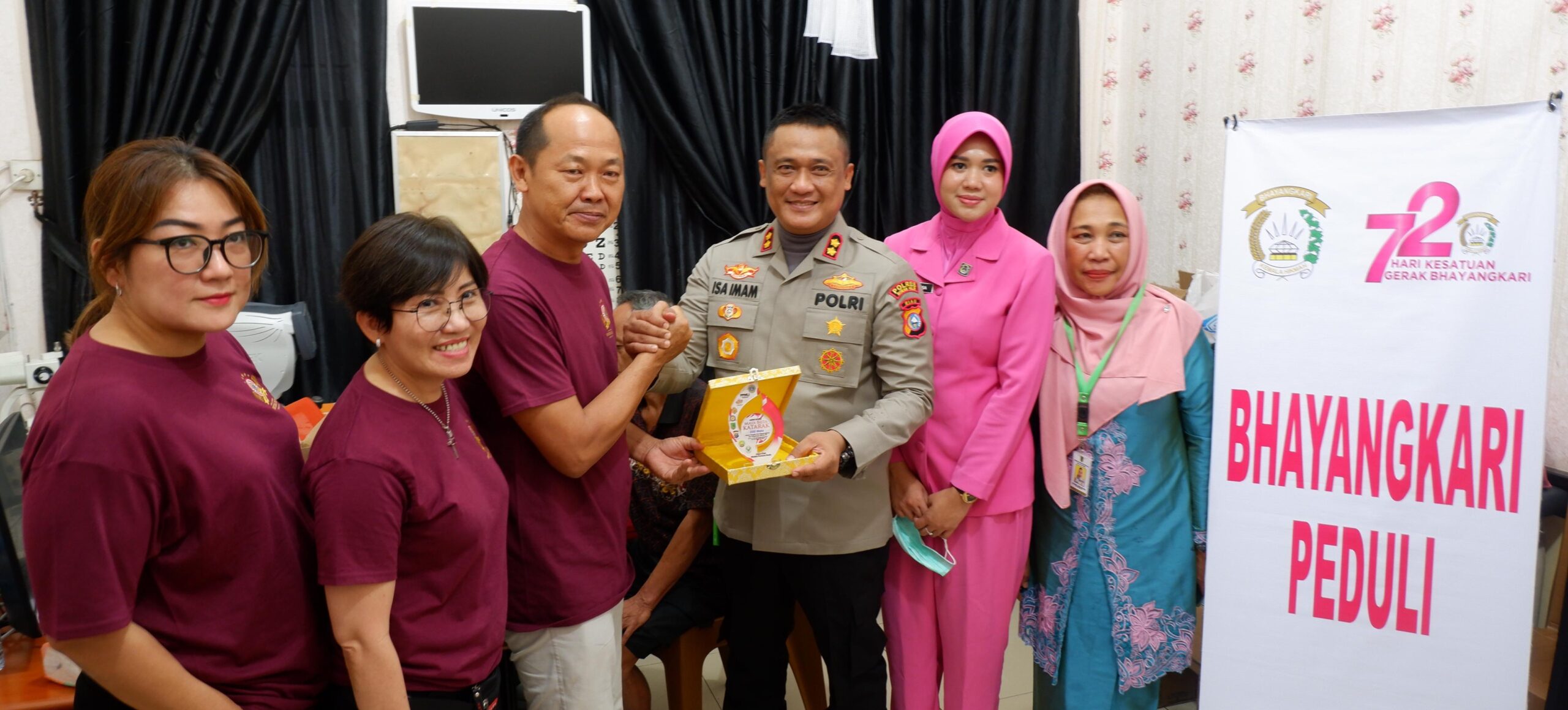 HUT Bhayangkara ke 79 dan HUT TNI, Kapolres Rohil Kunjungi Operasi Katarak Gratis