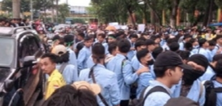 Ribuan Mahasiswa Demo, Jalan Sudirman Pekanbaru Macet Total
