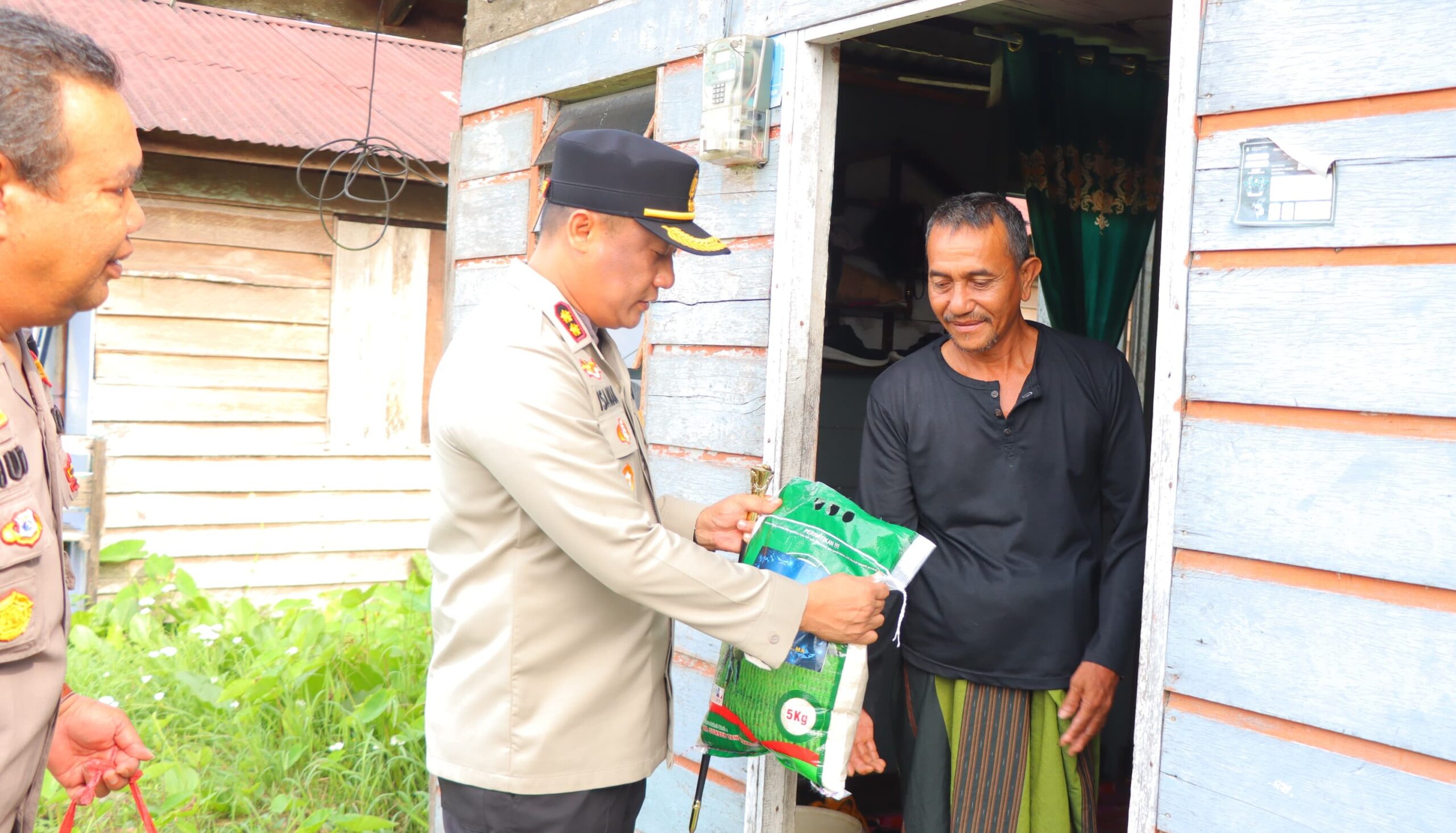 Cooling System Jelang Pilkada, Kapolres Rohil Bagikan Sembako ke Warga Kurang Mampu