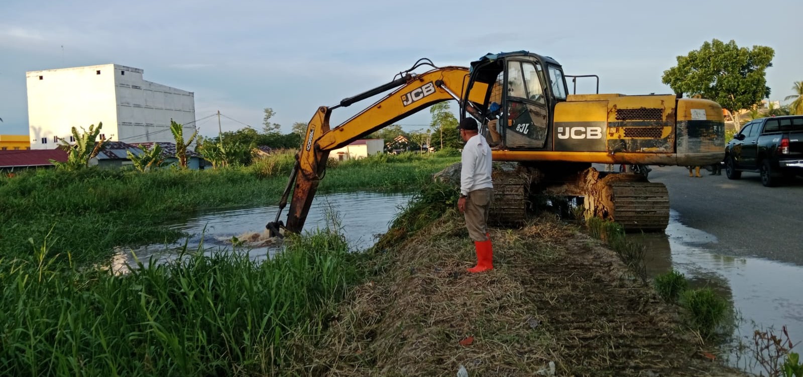 Cegah Banjir DLH Rohil Normalisasi Saluran Air