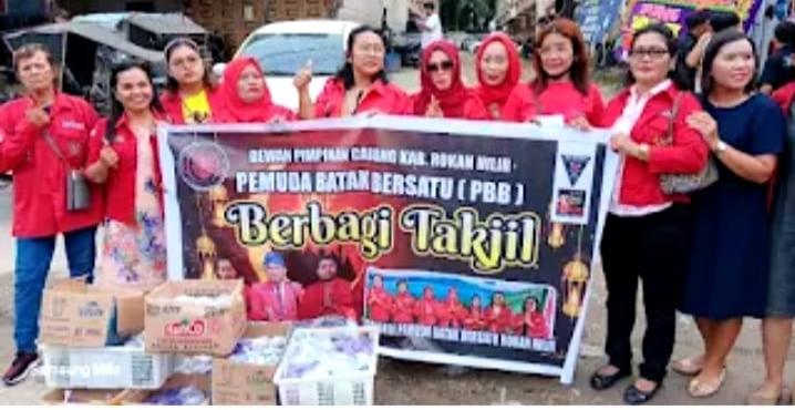 Berbagi Sesama PBB Rohil Salurkan Takjil ke Warga