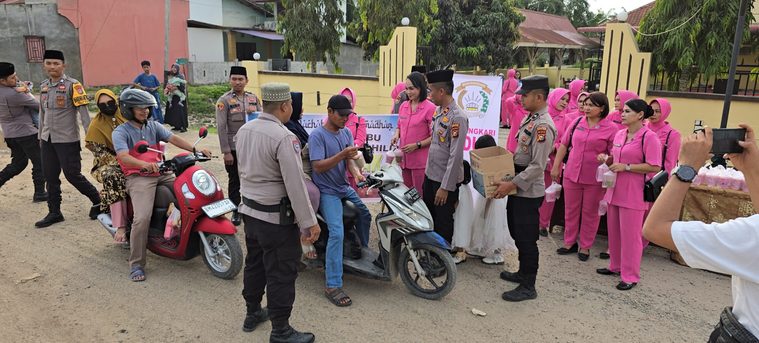 Berkah Ramadhan Polsek Kubu Bagikan Takjil Gratis ke Warga
