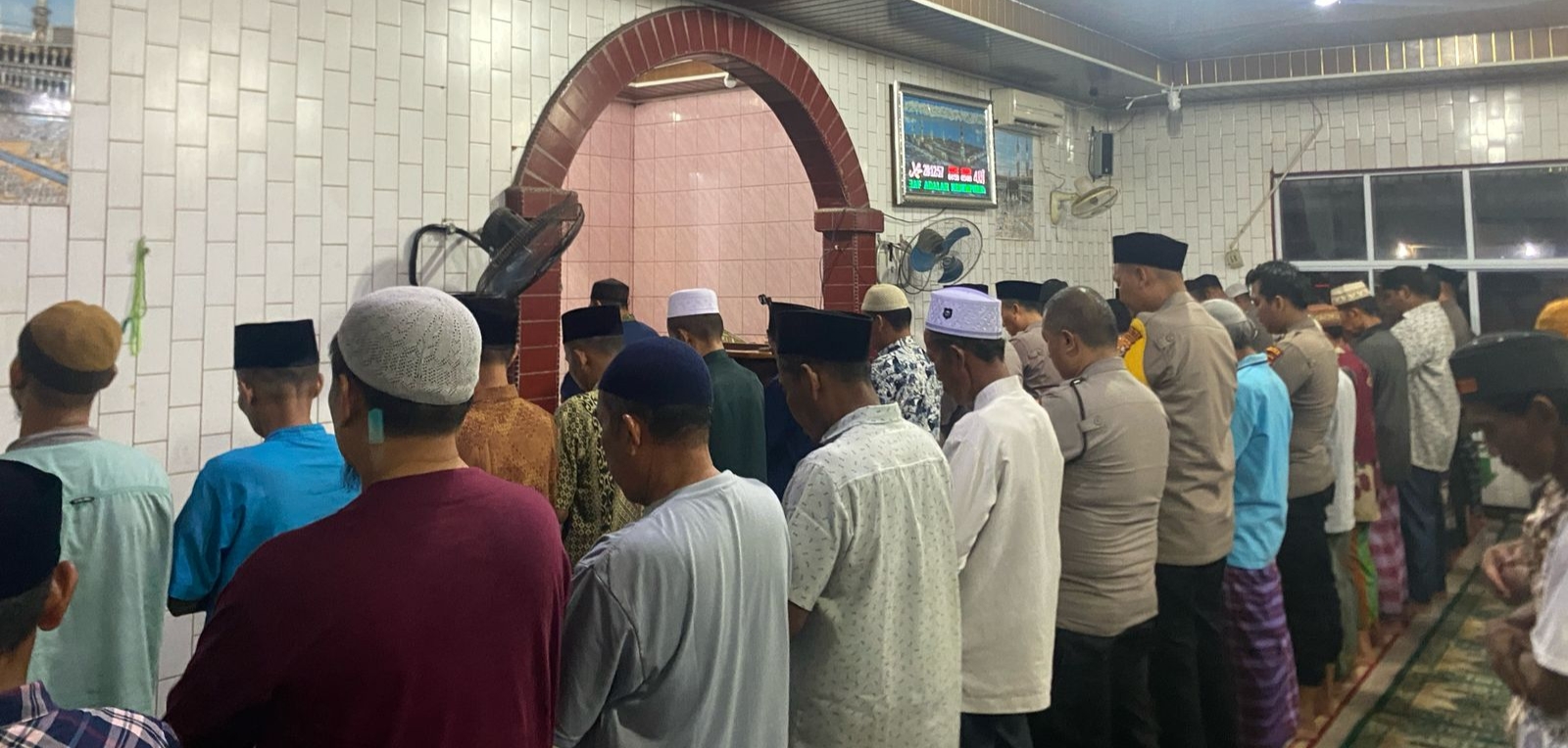 Sapa Masyarakat Polres Rohil Rutin Sholat Tarawih Keliling di Mesjid