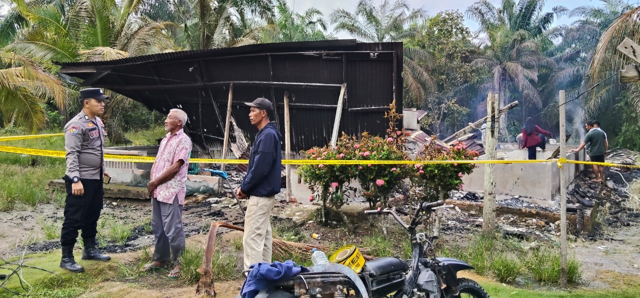 Polsek Kubu Pasang Polis Line Rumah Warga Yang Terbakar
