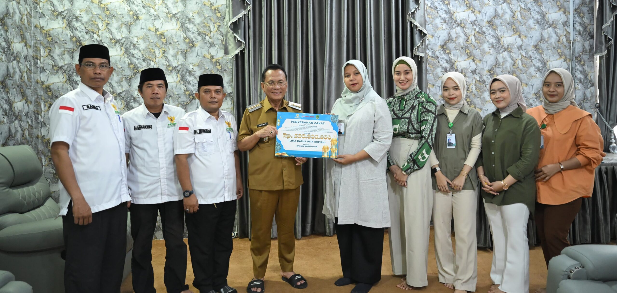 Keluarga Besar Awal Bros Bagan Batu Serahkan Zakat Mal ke Bupati Rohil