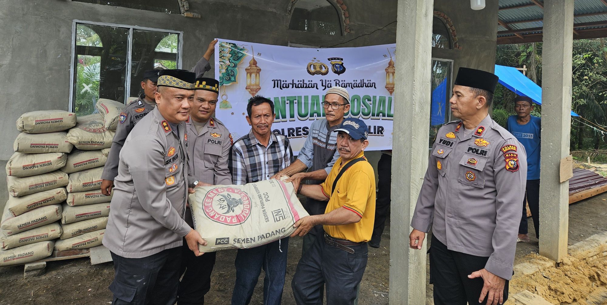 Berkah Ramadhan Kapolres Rohil Salurkan Bansos ke Musholla Ar-Raudah