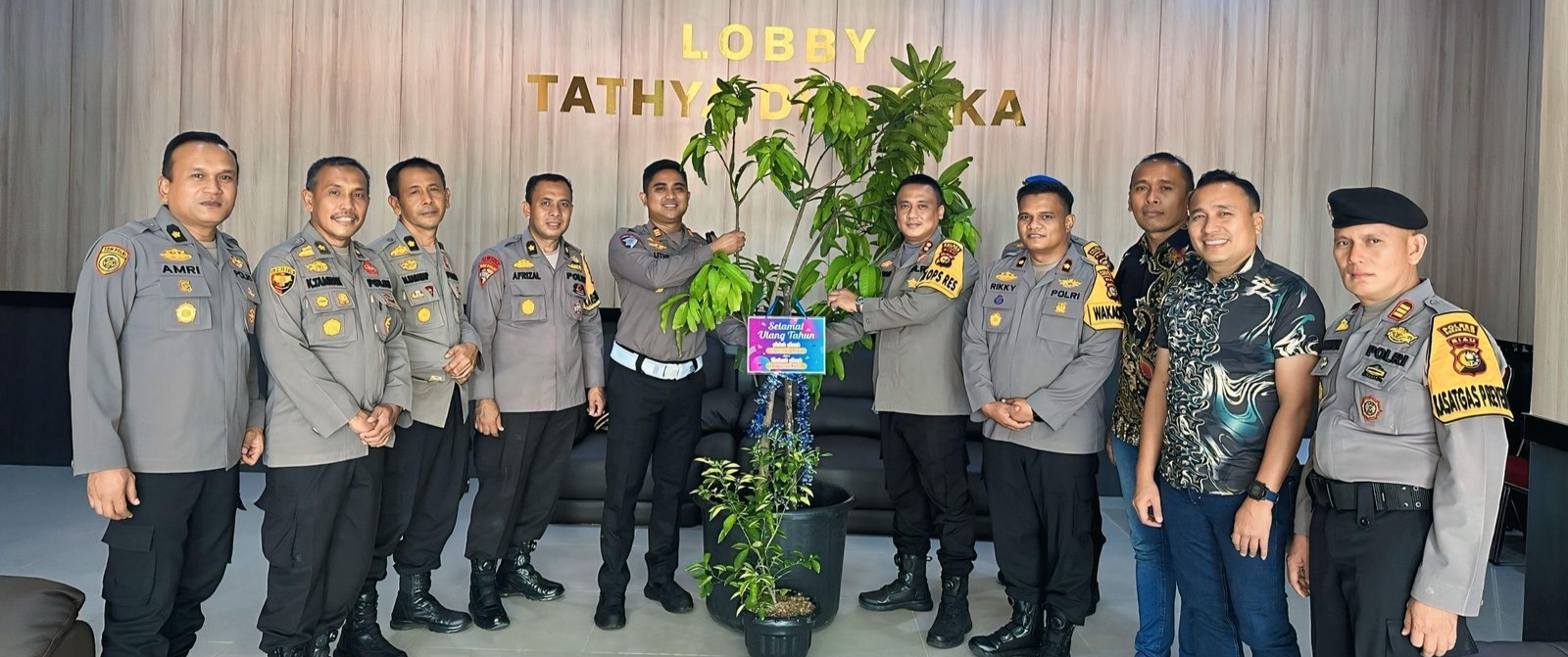 Kapolres Rohil Berikan Bibit Pohon Secara Simbolis ke Kasatlantas Polres