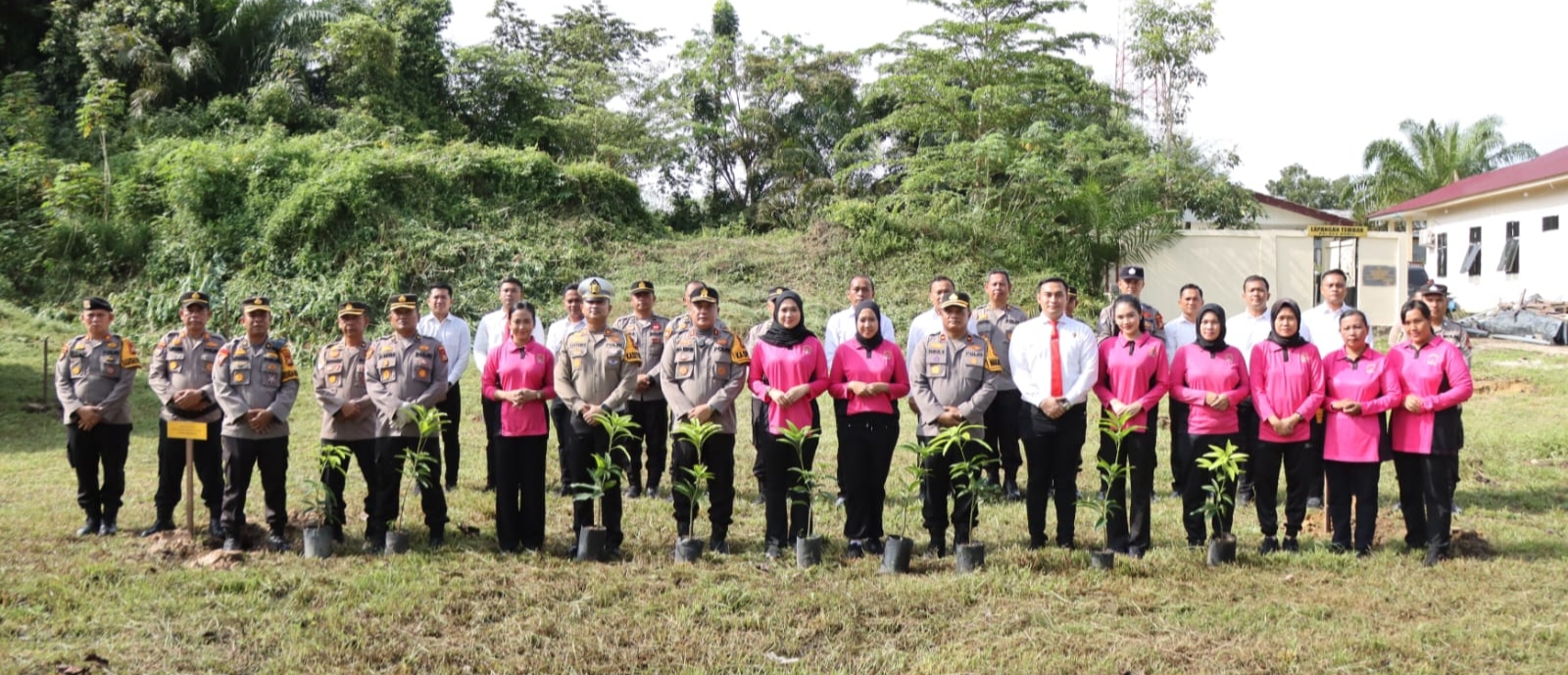 Dukung Program Polda Riau Kapolres Rohil dan PJU Tanam Pohon Mangga
