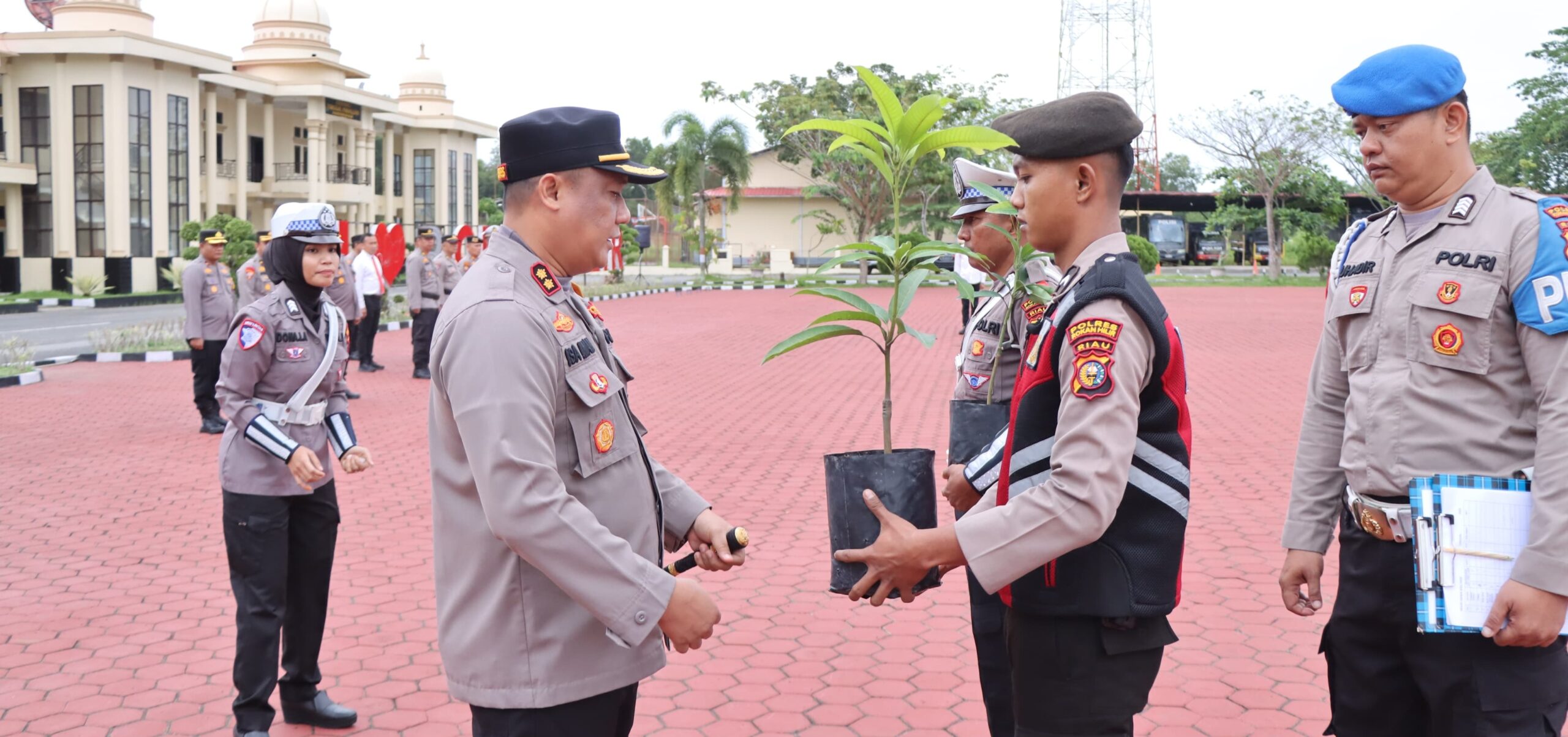 Kapolres Rohil Berikan Bibit Pohon ke Personil Setelah Apel Pagi