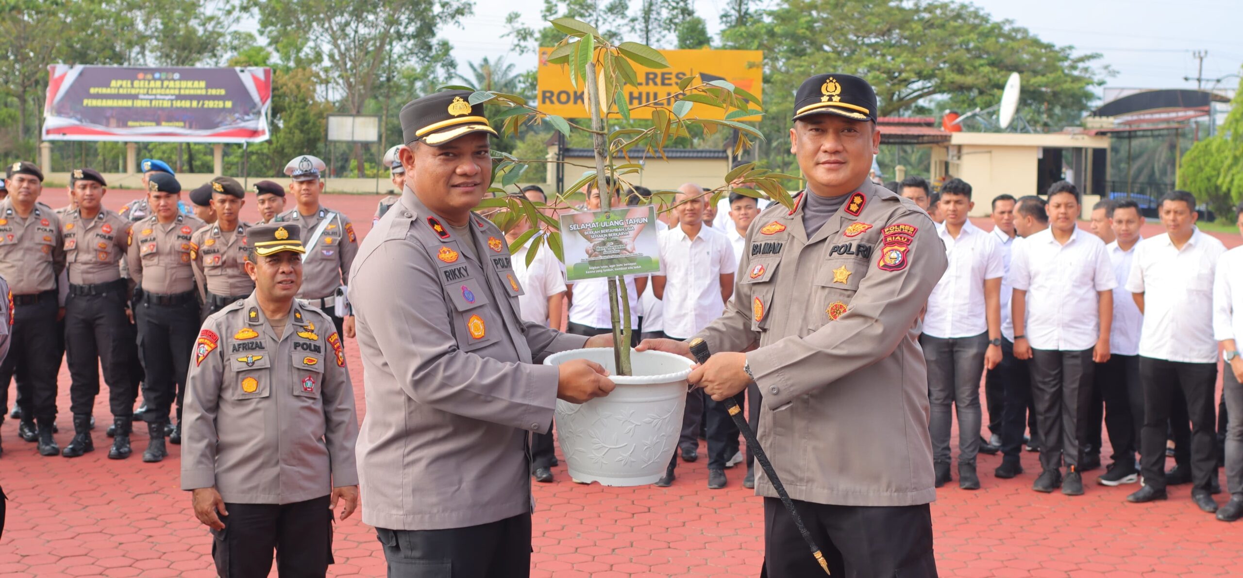 Wakapolres Rohil Berikan Bibit Pohon Ke Kapolres