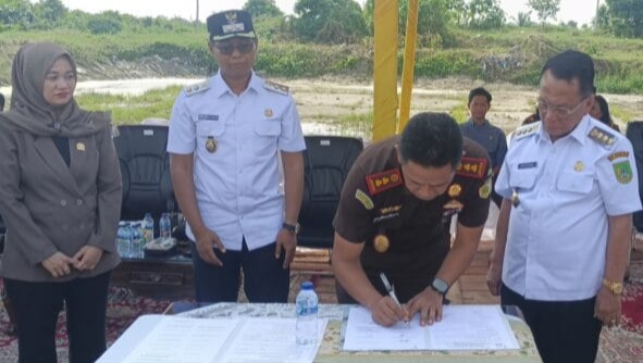 Ketua DPRD Hadiri Pemusnahan BB di Kejari Rohil