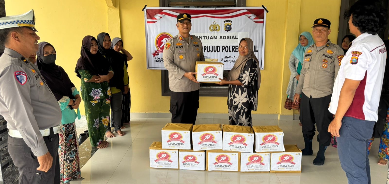 Sambut HUT Bhayangkara ke 79 Polsek Pujud Bagikan Bansos ke Warga Kurang Mampu