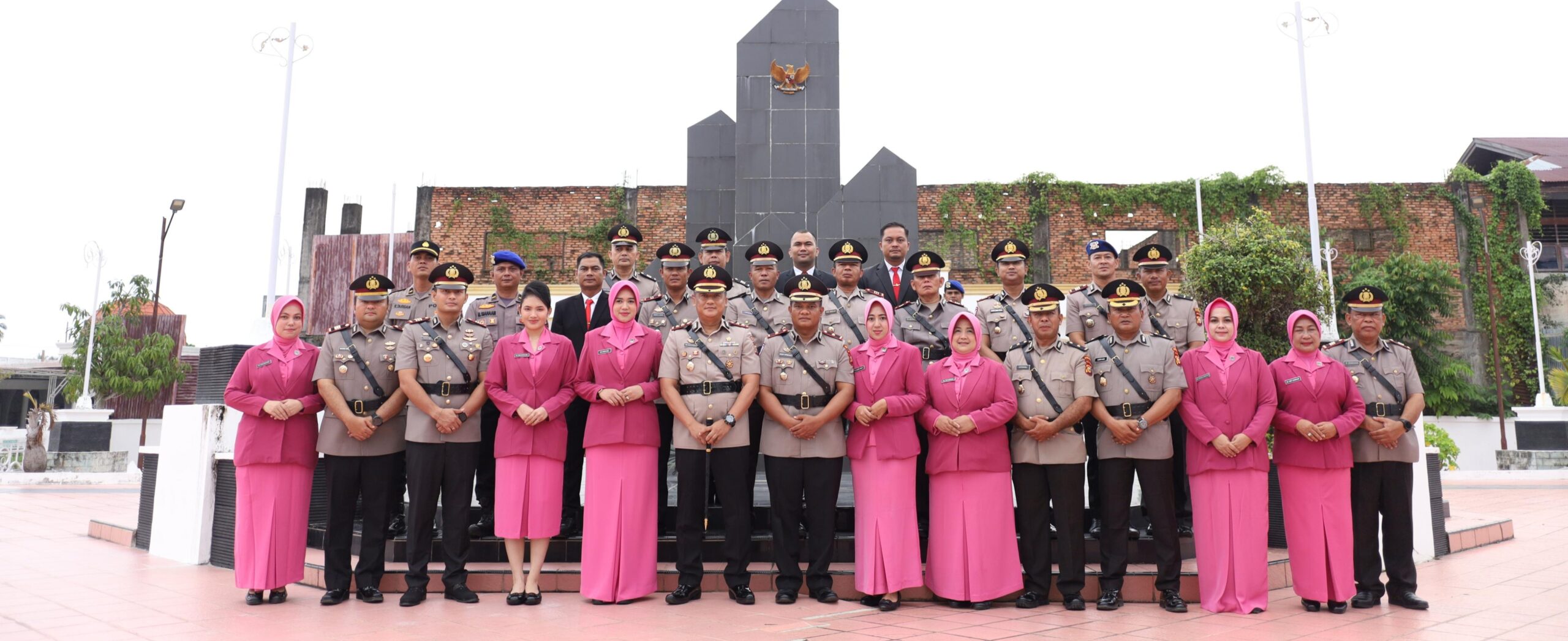 HUT Bhayangkara ke 79 Polres Rohil Upacara Ziarah dan Tabur Bunga di Makam Pahlawan
