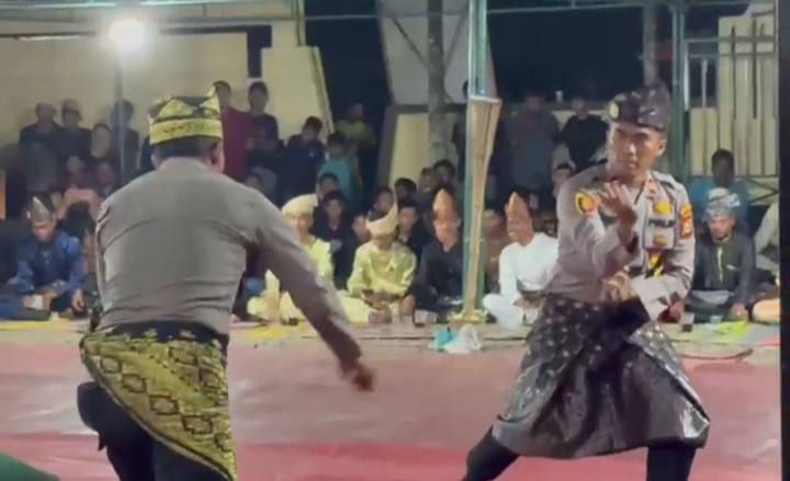 Kapolsek Kubu Bawakan Pesona Seni Silat Melayu Dalam HUT Bhayangkara ke 79