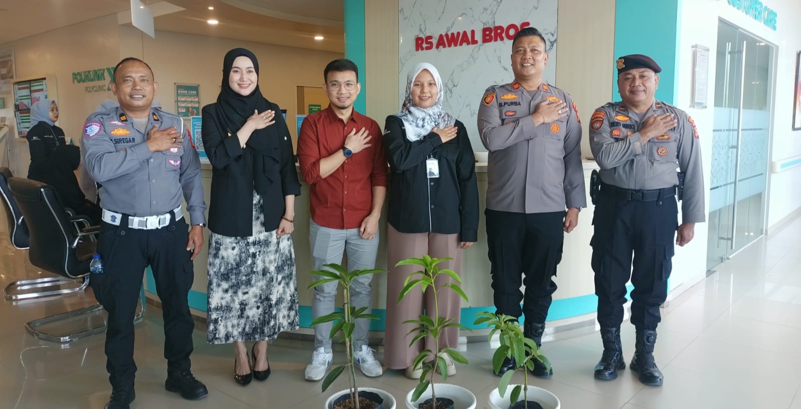 Lestarikan Lingkungan Kapolsek Bagan Sinembah Serahkan Bibit Pohon ke RS Awak Bros