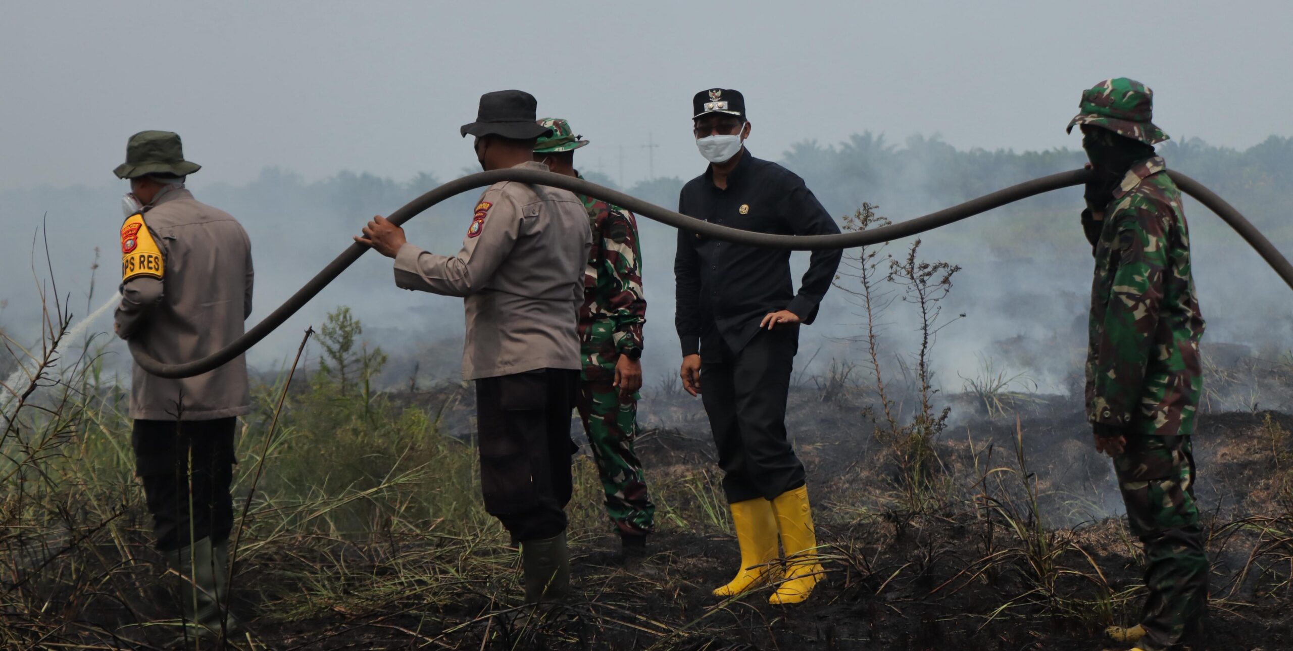 Polres Rohil, Wabup dan Kodim Padamkan Api di Bangko Permata