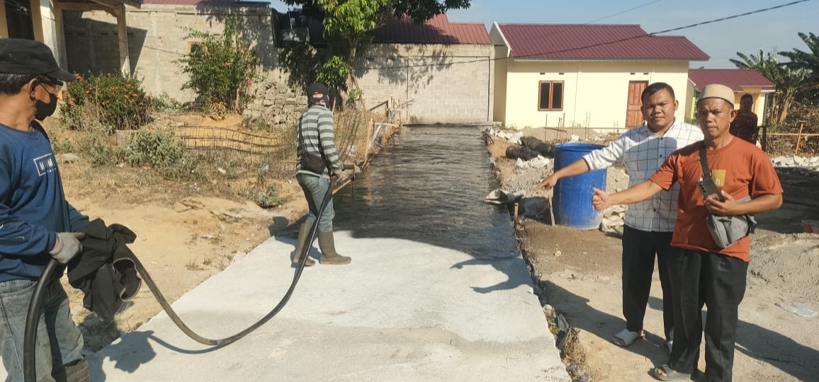 Perdana Jalan Semenisasi Desa Bahtera Makmur Pakai Tir Aspal