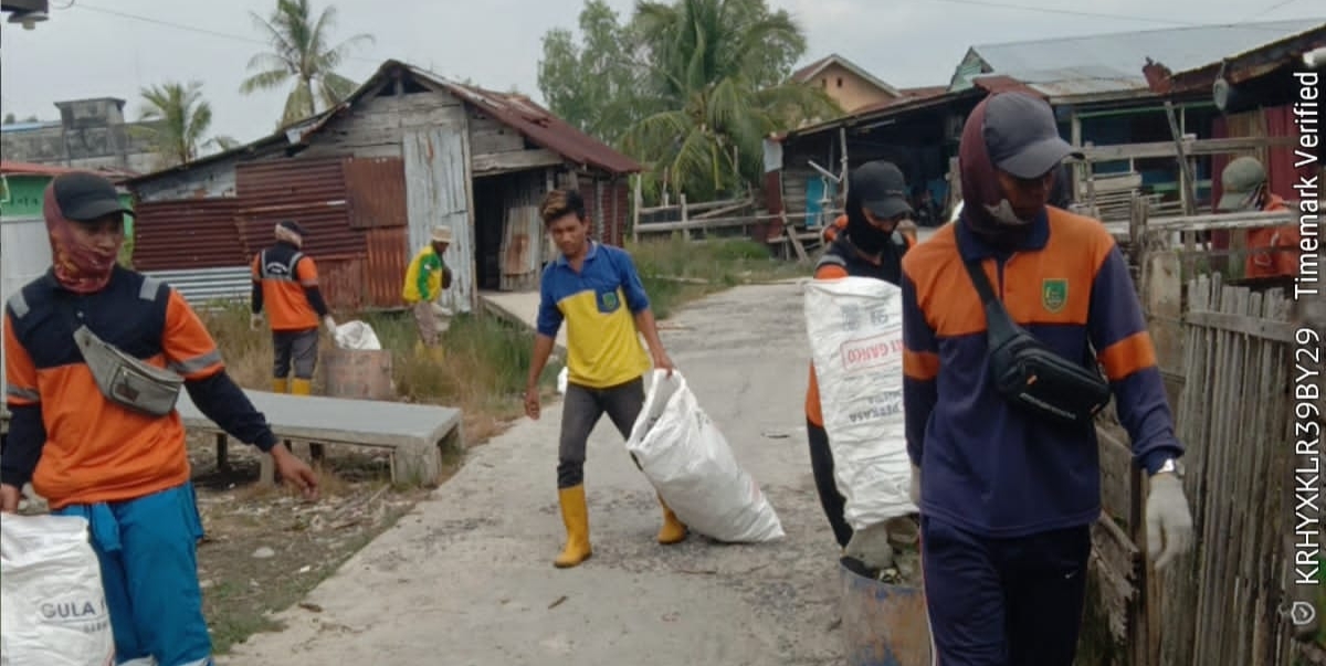 Cegah KLB Malaria Satgas DLH Lakukan Pembersihan