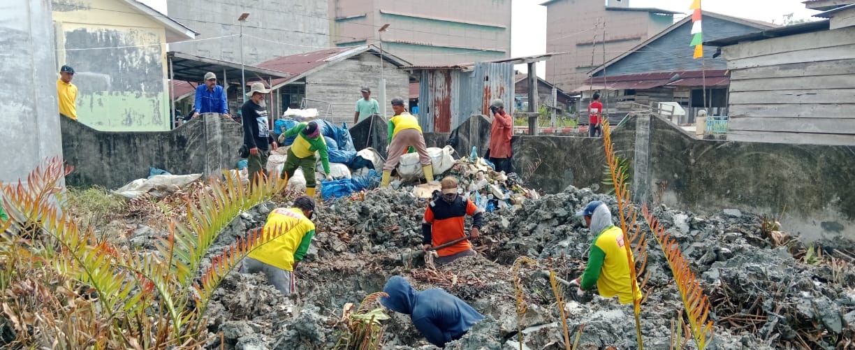 Jaga Lingkungan Satgas DLH Rohil Bersihkan 11 Ton Sampah