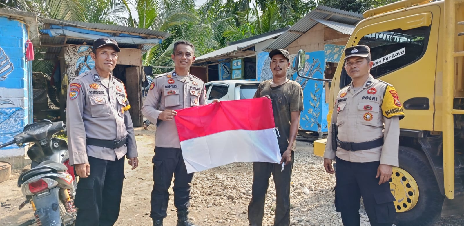 Sambut Hari Kemerdekaan RI Polsek Pujud Bagikan Bendera Merah Putih ke Warga