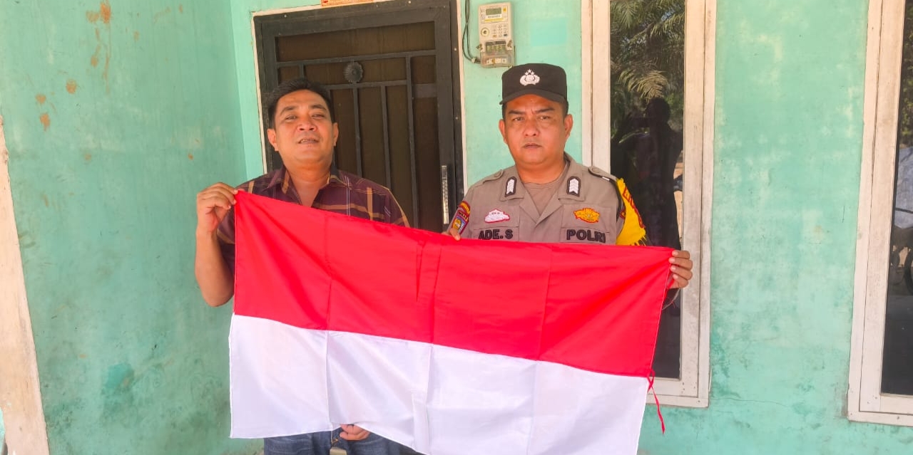 Sambut HUT RI ke 80 Polsek Rantau Kopar Bagikan Bendera ke Warga