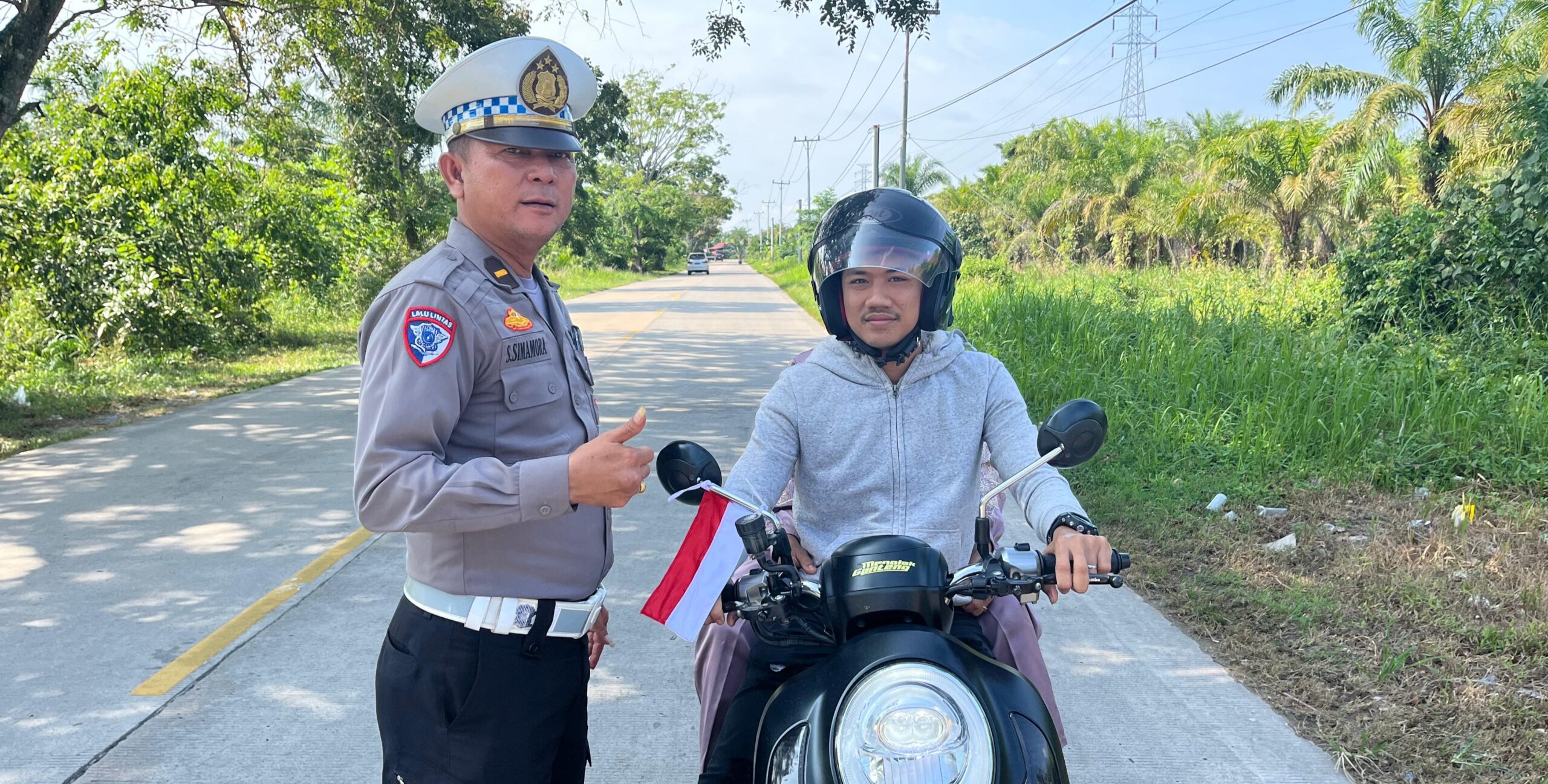 HUT RI ke 80 Satlantas Polres Rohil Beri Bendera Merah Putih ke Warga