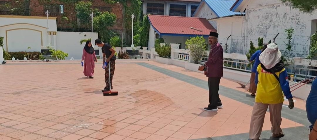 DLH Rohil Bersihkan Taman Makam Pahlawan dan Taman Budaya Batu 6