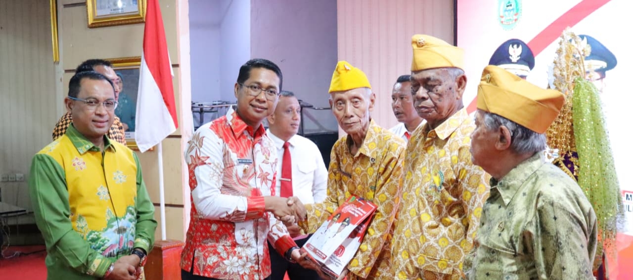 Wabup Rohil Berikan Tali Asih Ke Veteran Kemerdekaan