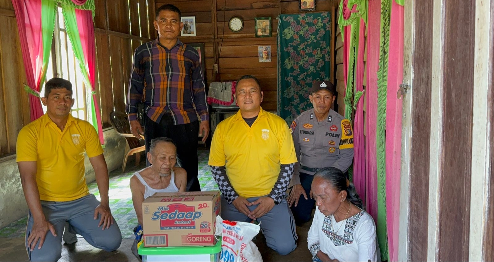 Jum’at Berkah Polsek Pujud Serahkan Bansos Ke Warga Kurang Mampu