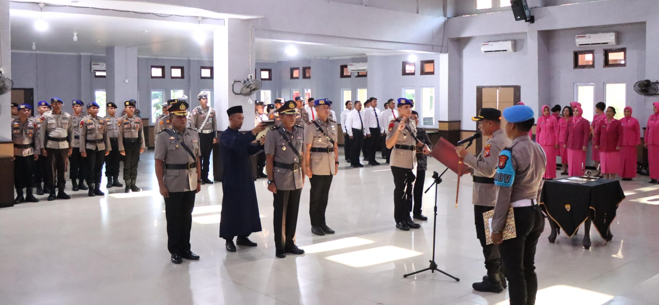 Kapolres Rohil Pimpin Upacara Sertijab Kabag SDM Dan Kasat Polairud