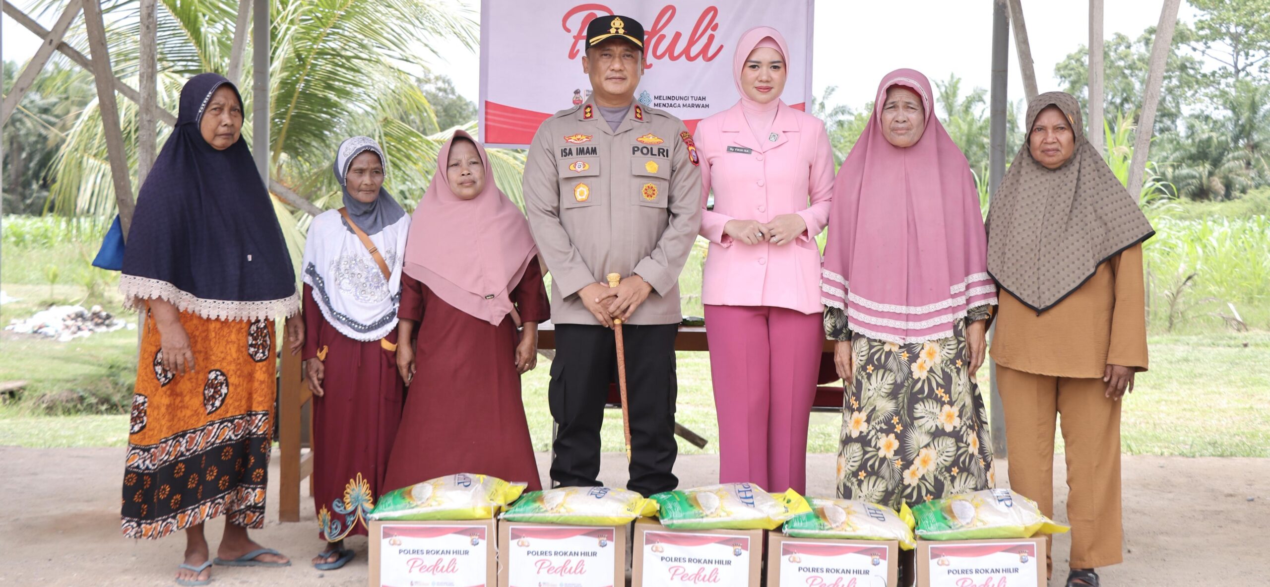 Jum’at Berkah Kapolres Rohil Bagikan Sembako Ke Kaum Dhuafa