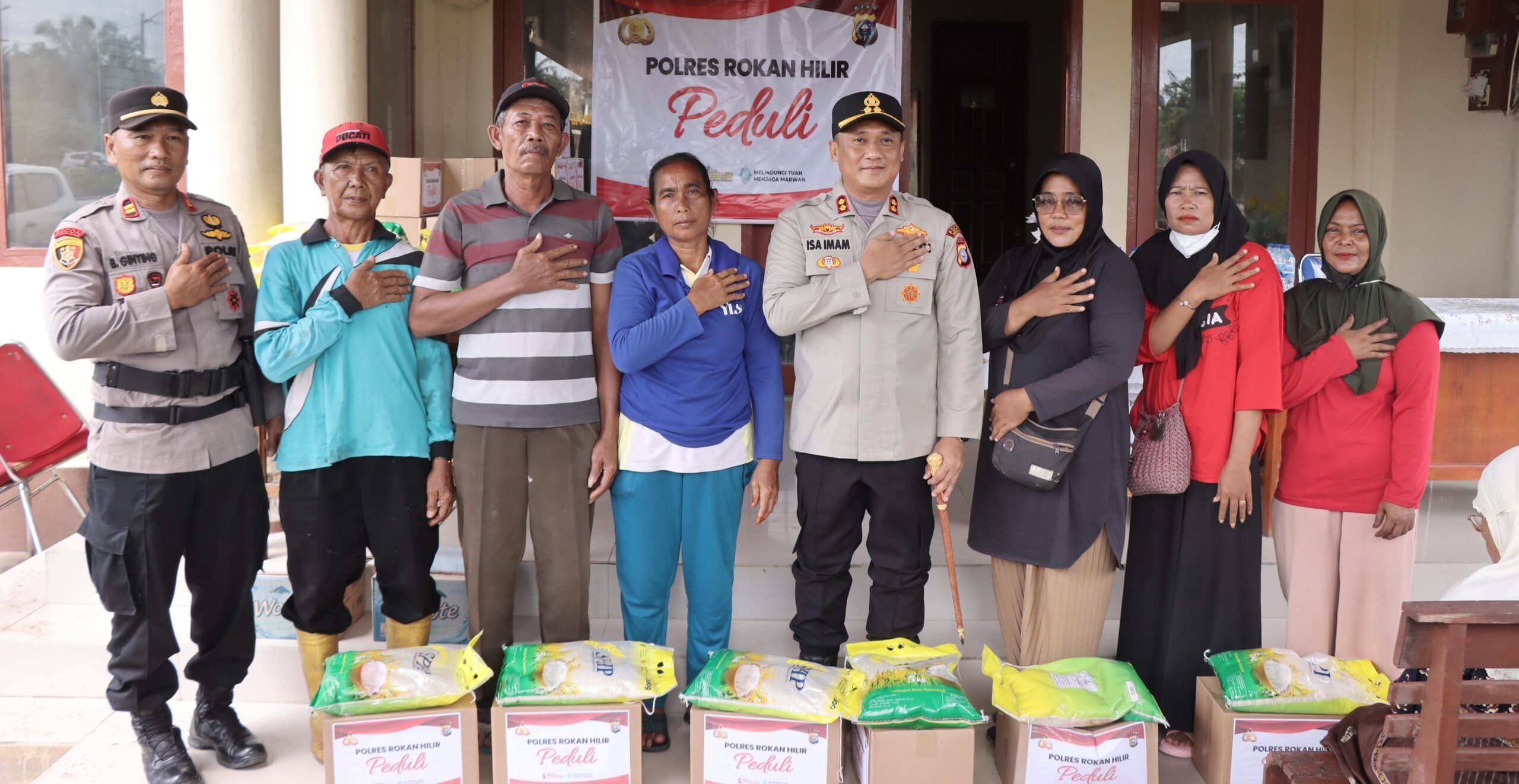 Berbagi Sesama Kapolres Rohil Serahkan Sembako Ke Warga Kurang Mampu