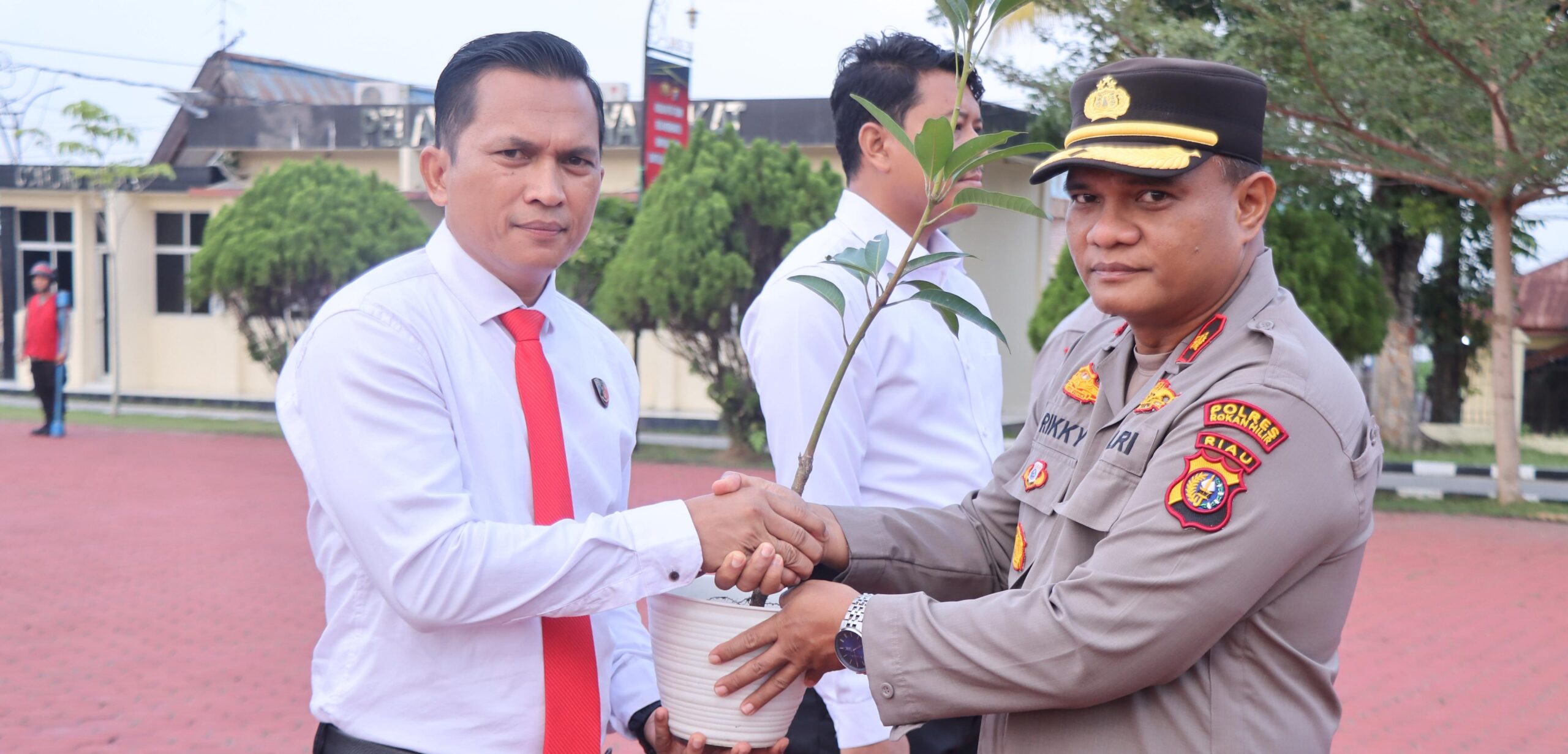Polres Rohil Berikan Bibit Pohon ke Personil Yang Berulang Tahun