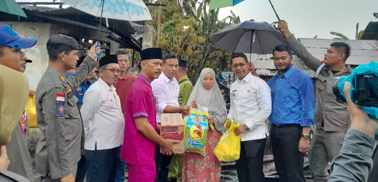 Wabup Rohil Salurkan Bantuan Korban Kebakaran