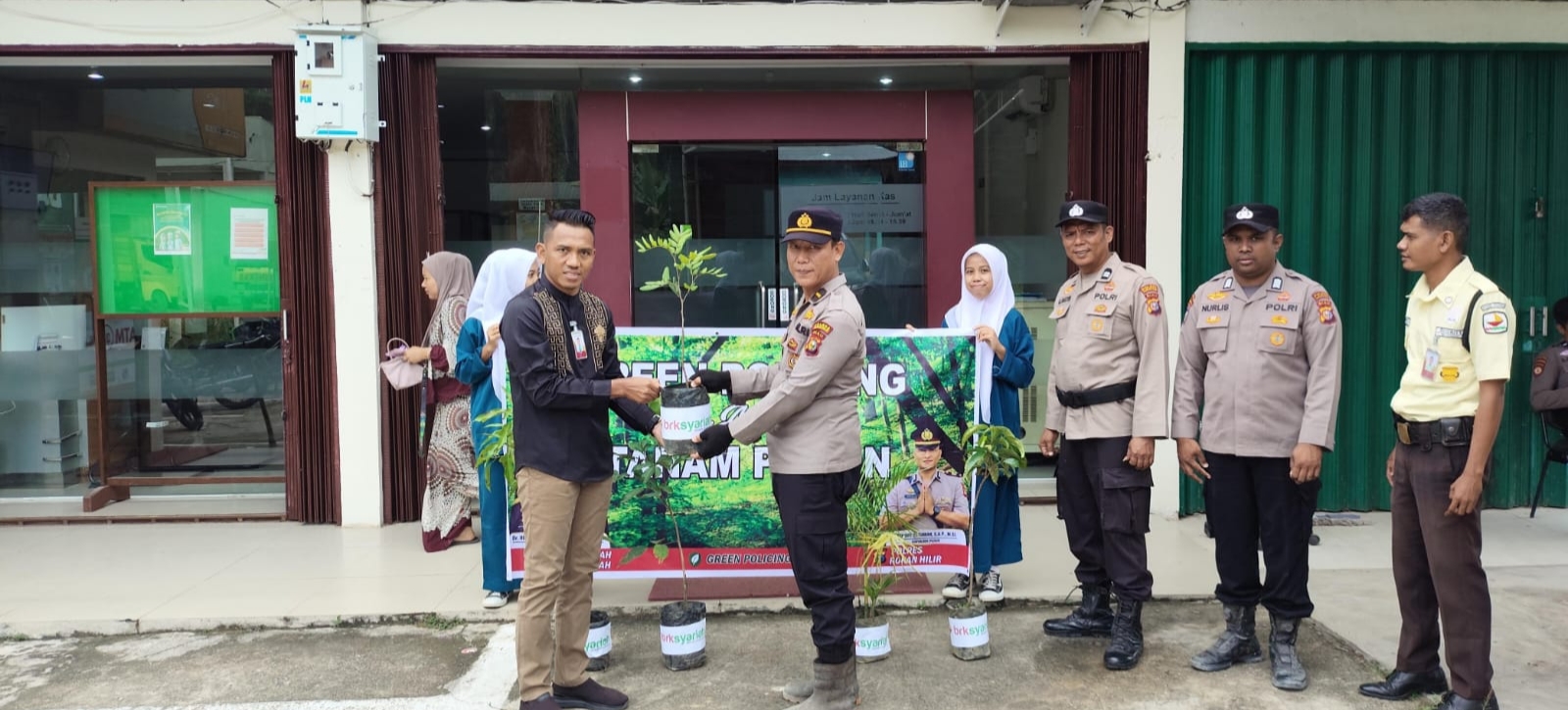 Lestarikan Lingkungan Polsek Pujud Green Policing di Halaman Bank Riau Kepri