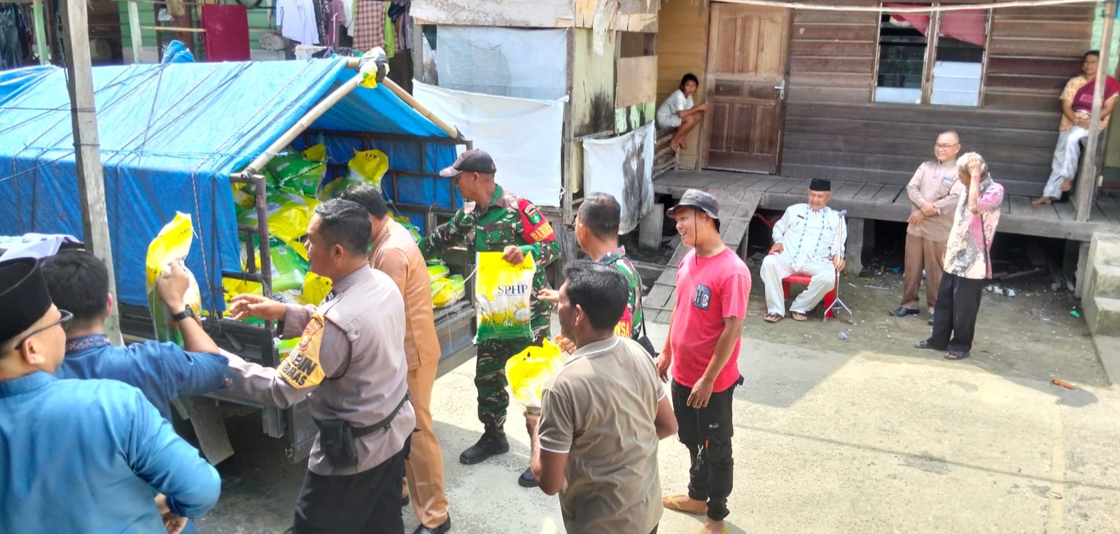 Polsek Tanah Putih dan Datuk Penghulu Salurkan Beras Murah ke Warga