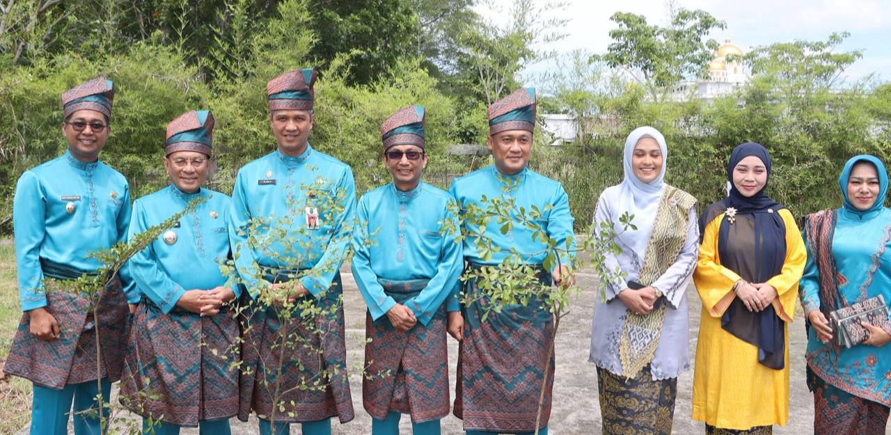 Kapolres Rohil Tanam Pohon Bersama FKPD Saat Hut ke 26 Tahun