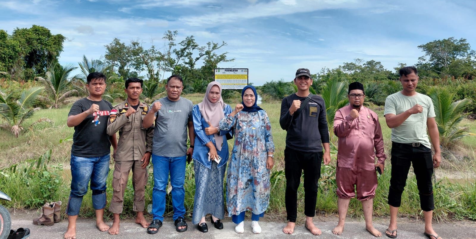 Cegah Karlahut Polsek Sinaboi dan Upika Pasang Plank Peringatan