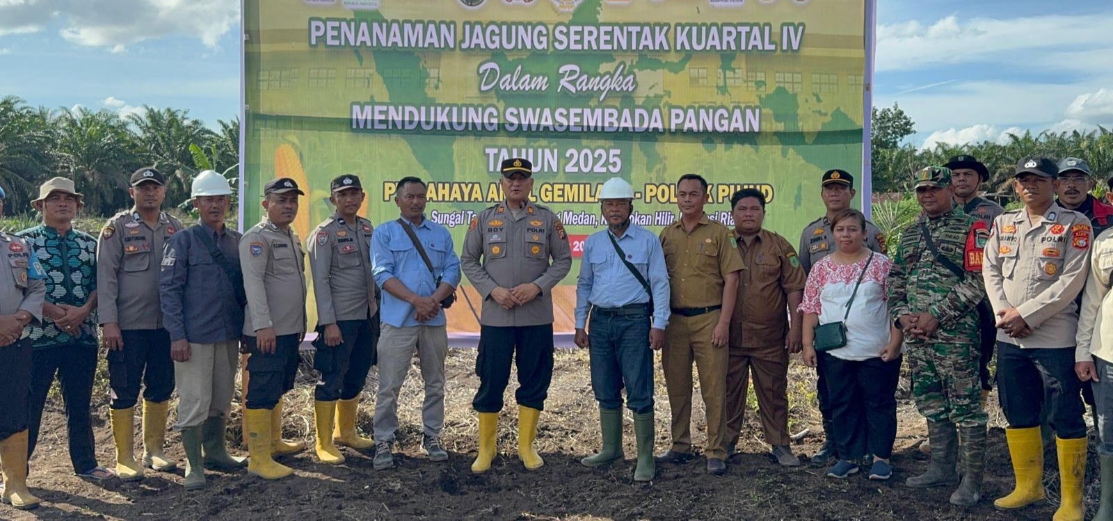 Polsek Pujud Bersama Upika Tanam Jagung Serentak Kuartal IV