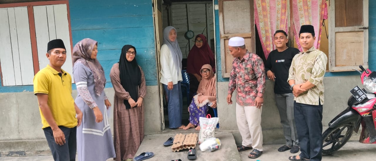 15 Warga Kurang Mampu Terima Sembako Dari Tim GJB Pemuda Sintong