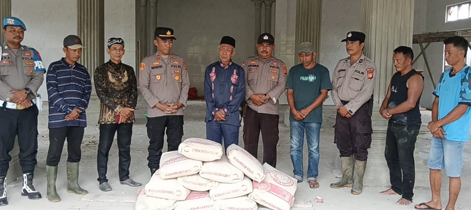 Peduli Sesama Kapolsek Kubu Serahkan 24 Sak Semen Untuk Pembangunan Mesjid