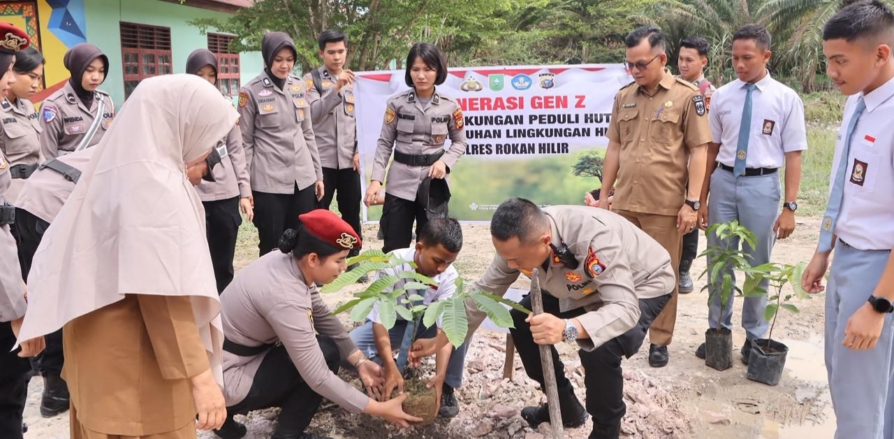 Kapolres Rohil dan Srikandi Green Policing di SMAN 2 Tanah Putih