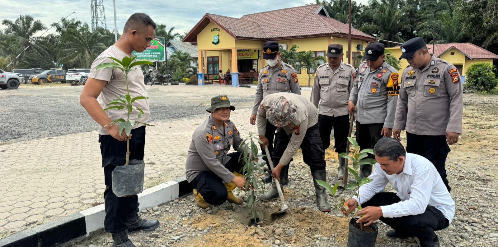 Dukung Program Green Policing Polda Riau Kapolsek Pujud Tanam 30 Pohon