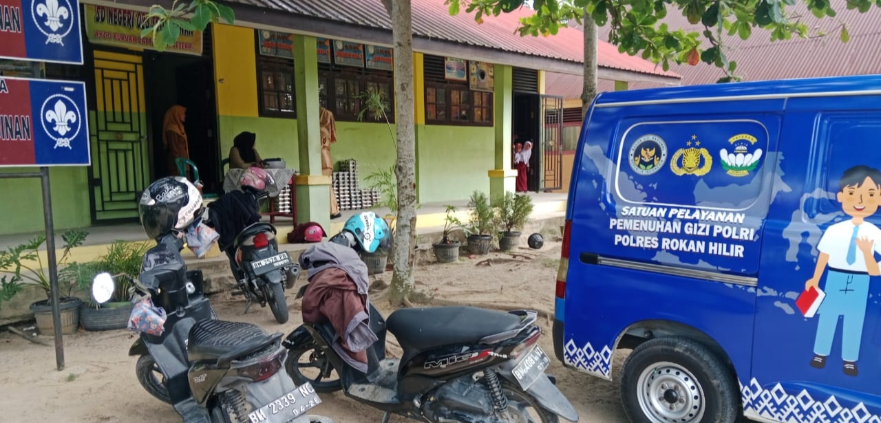 Polsek Tanah Putih Kawal Distribusi Program SPPG Polres Rohil ke Sekolah