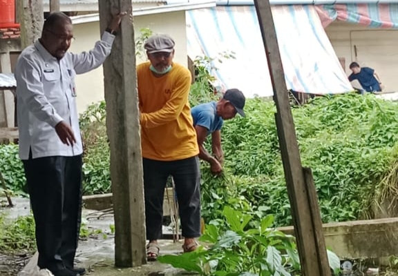 Cegah Banjir DLH Rohil Bersihkan Aliran Sungai Garam