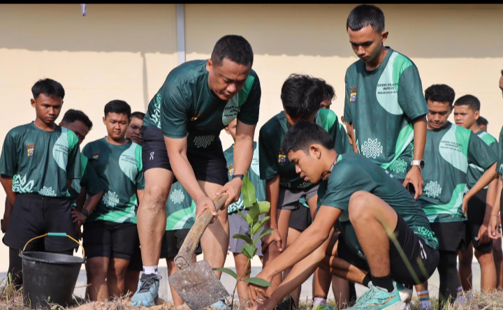 Jaga Lingkungan Polres Rohil Gelar Green Policing dan Running Club