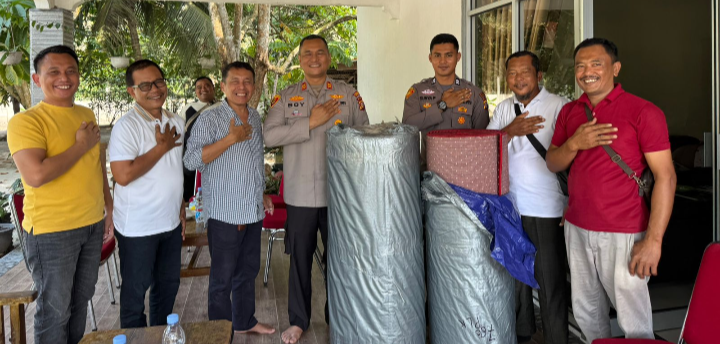 Polsek Pujud Terima Bantuan Sajadah Dari PT. Cahaya Amal Gemilang