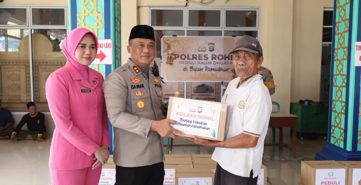 Berbagi Sesama Polres Rohil Bagikan 40 Paket Sembako ke Kaum Duafa