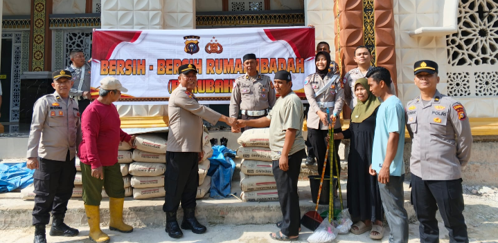 Peduli Sesama Polres Rohil Salurkan Semen dan Alat Kebersihan di Mesjid Nurul Iman