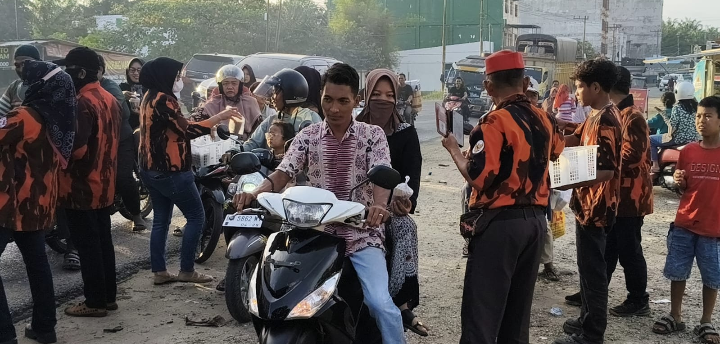 Warga Antusias Terima Takjil Dari MPC Pemuda Pancasila Rohil